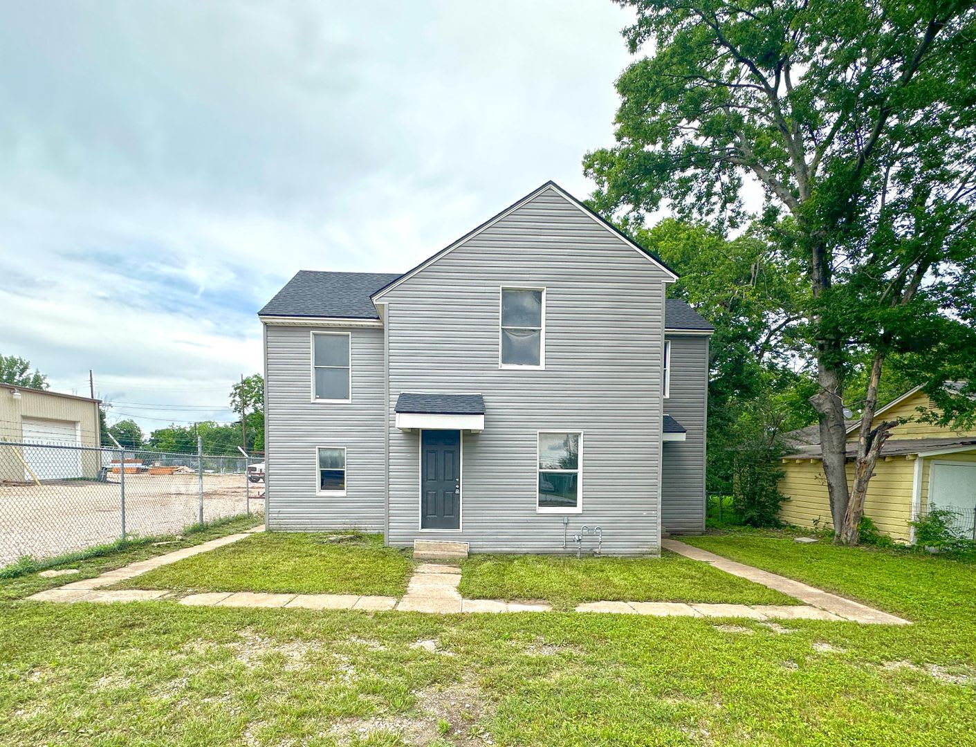 Duplex *upstairs* Leasing Special Available* – photo 1 of 13