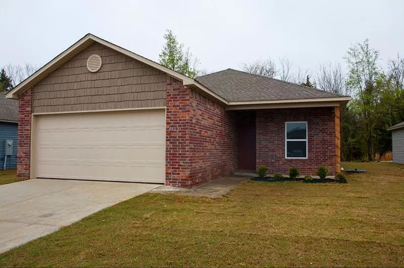 4 Bedroom 2 Bathroom West Fayetteville Home With Fenced In Backyard And 2X Car Garage Available Now – photo 1