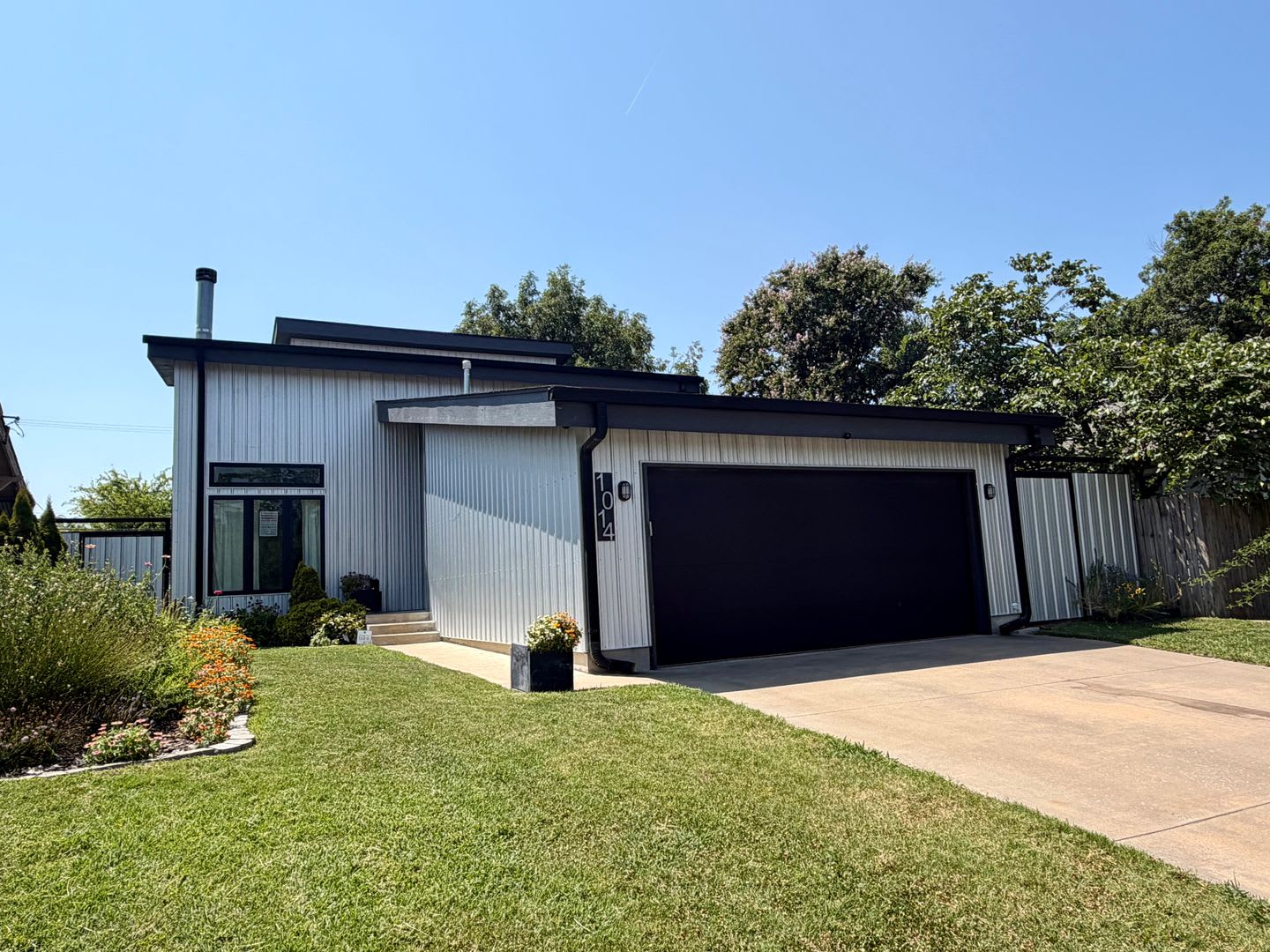 Contemporary 2 bedroom, 2.5 bath home in the heart of Route 66. – photo 1