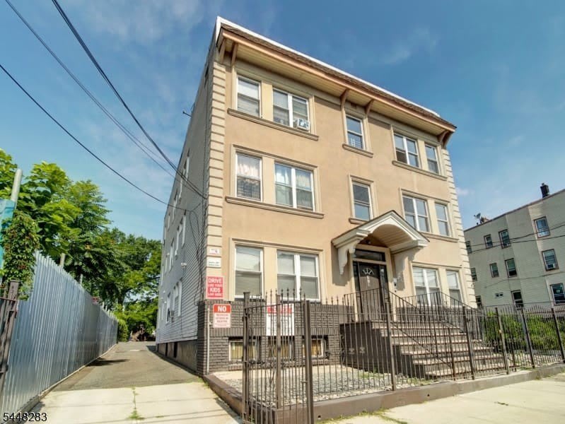 179 22Nd St – photo 1 of 28