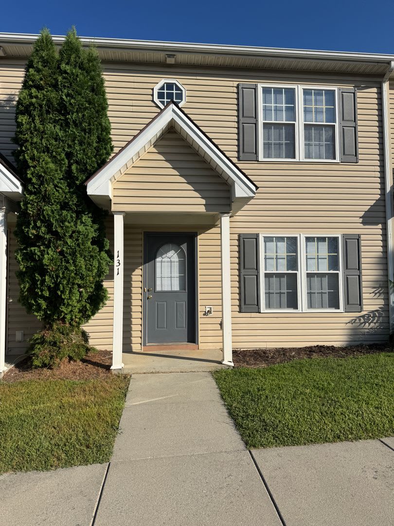 Spacious Townhouse in Bridgewater – photo 1 of 19