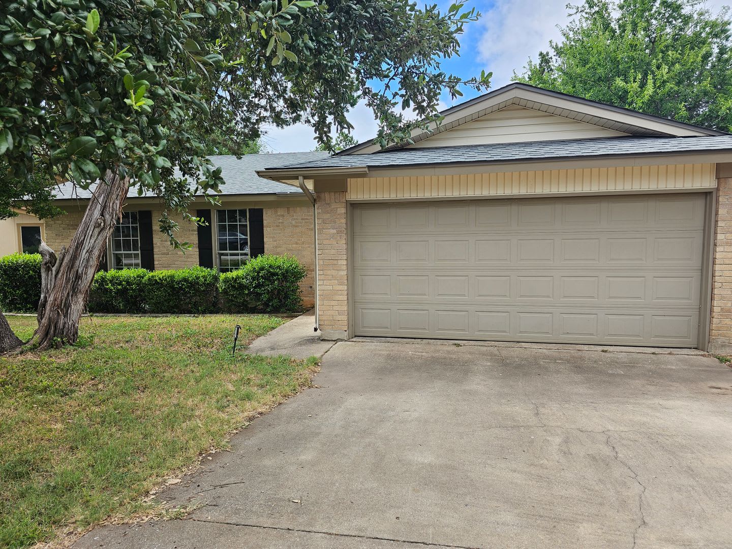 Lovely 3/2 in a great location! – photo 1