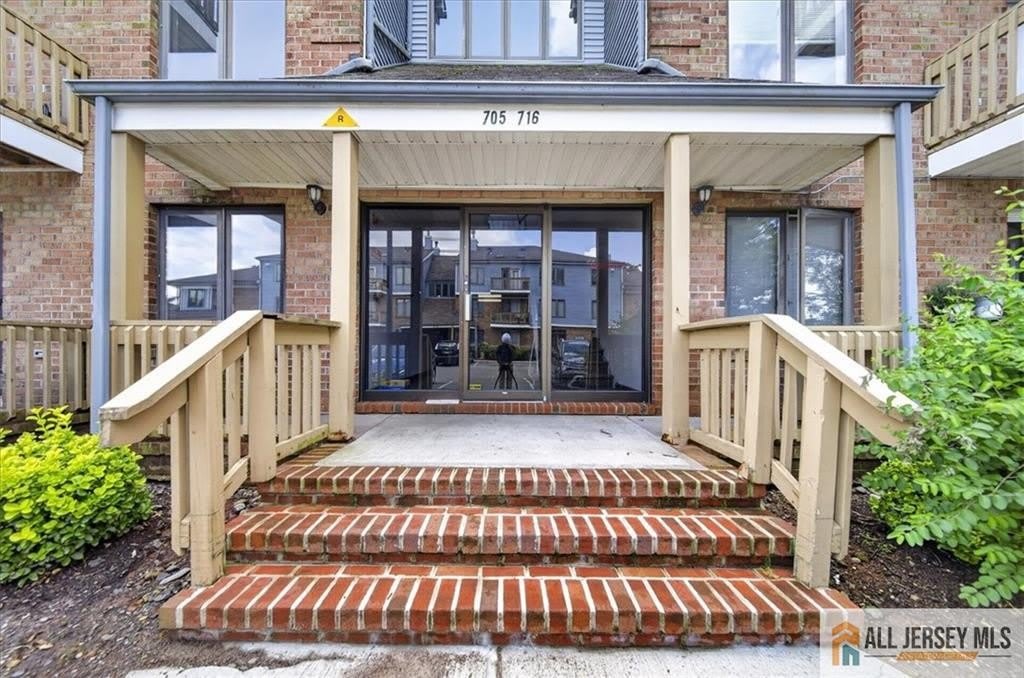 710 Peach Street – photo 1 of 19