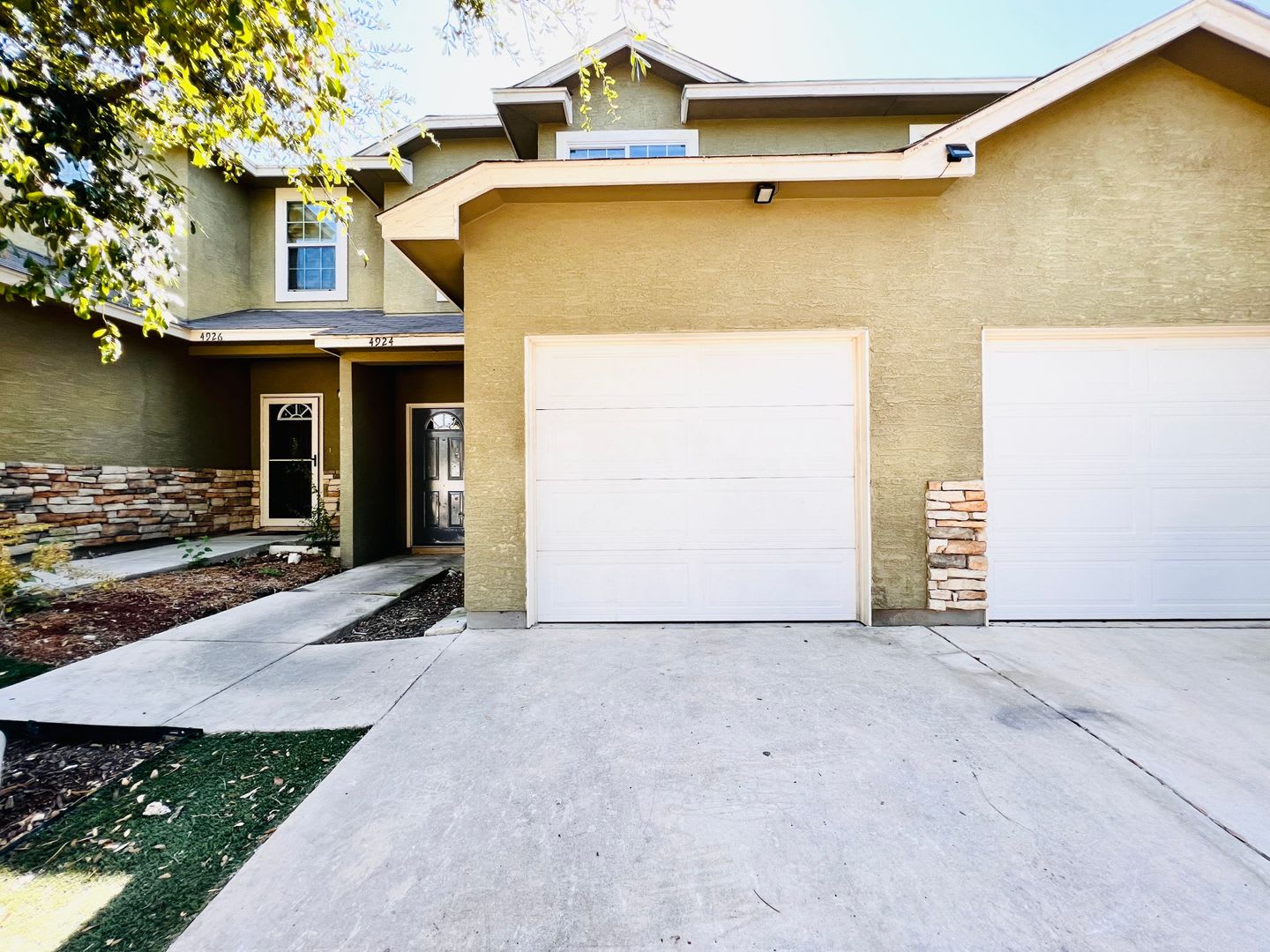 Cozy 3BR/2.5BA Townhome Near Medical Center, USAA & I-10 – photo 1