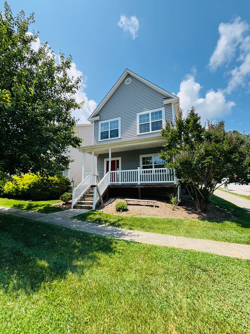 3 Bedroom, 2.5 House – photo 1