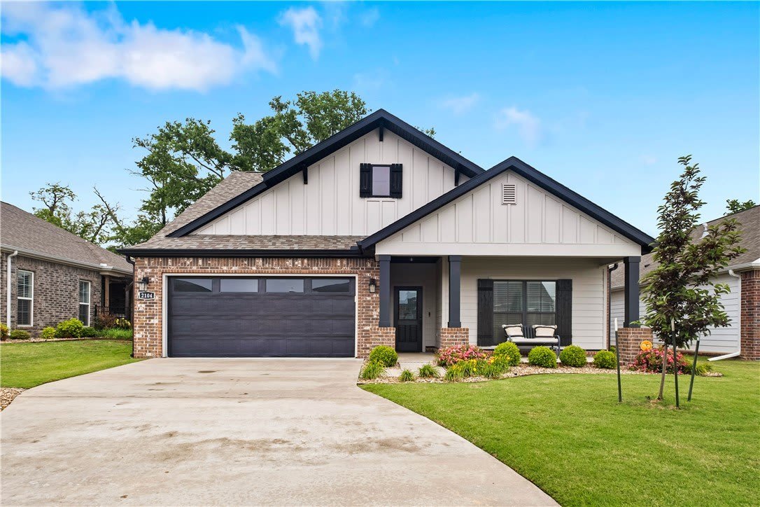 2104 SW Huntwick Avenue – photo 1
