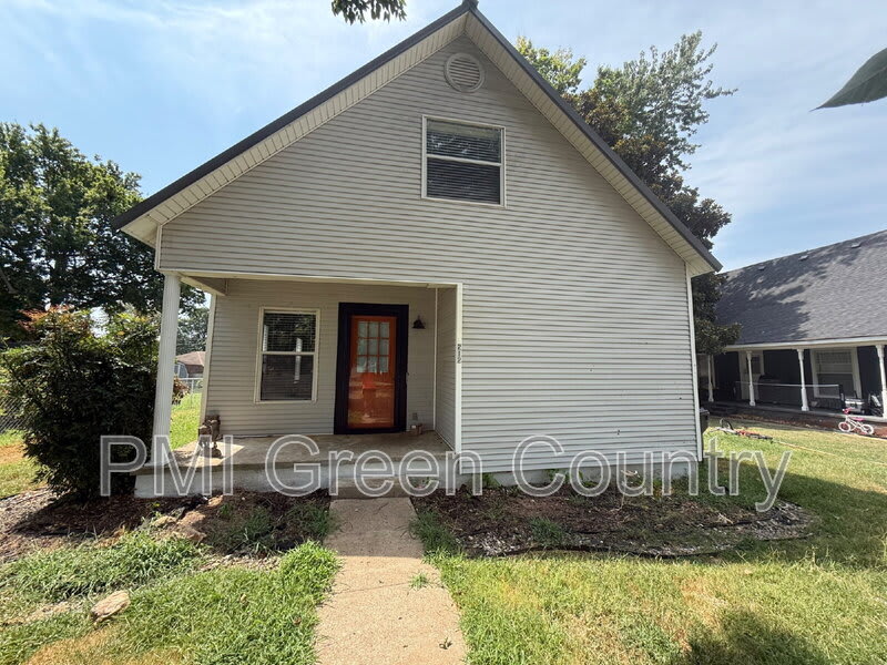 212 West Pecan Street – photo 1 of 17