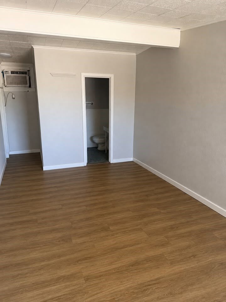 901 W 7th Street – photo 1 of 3