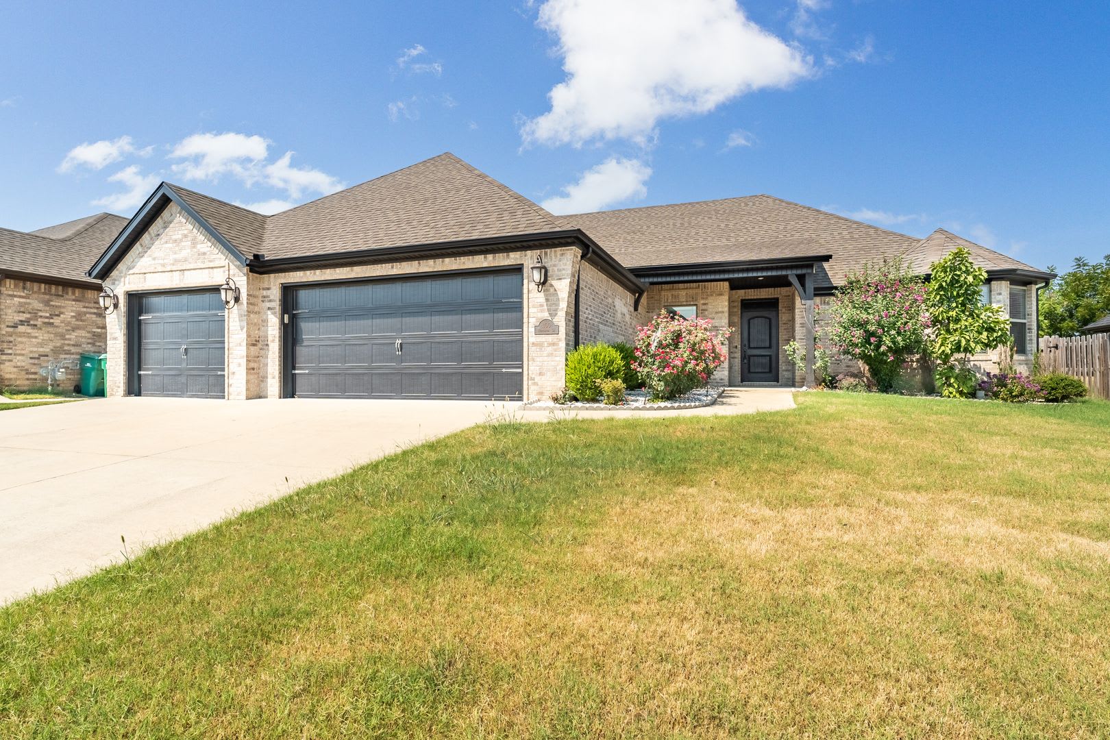 Luxury Living in Bentonville: Modern 4 Bed, 3 Bath Home with Fenced Yard – photo 1