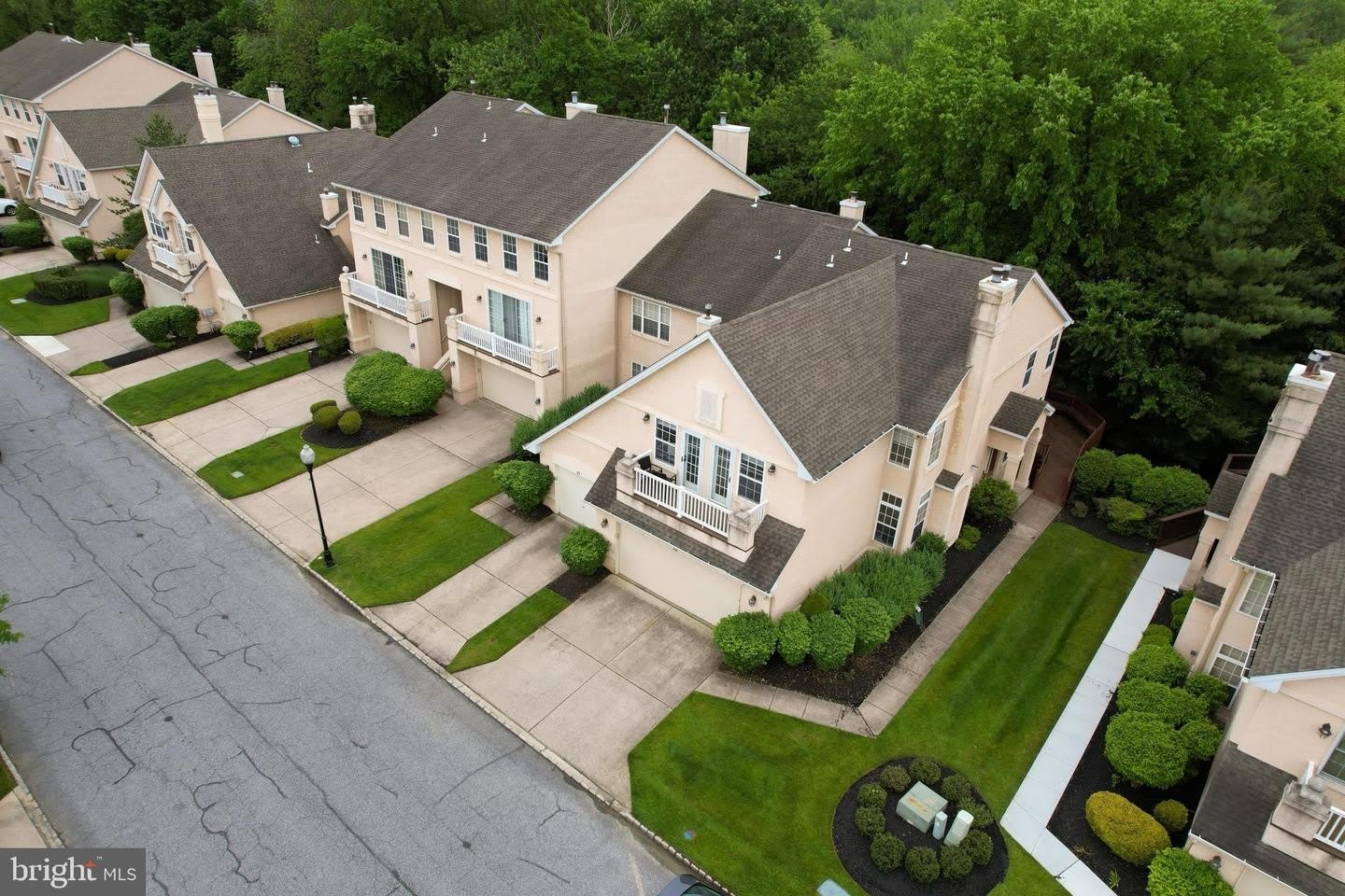16 BUCKINGHAM PL – photo 1 of 56