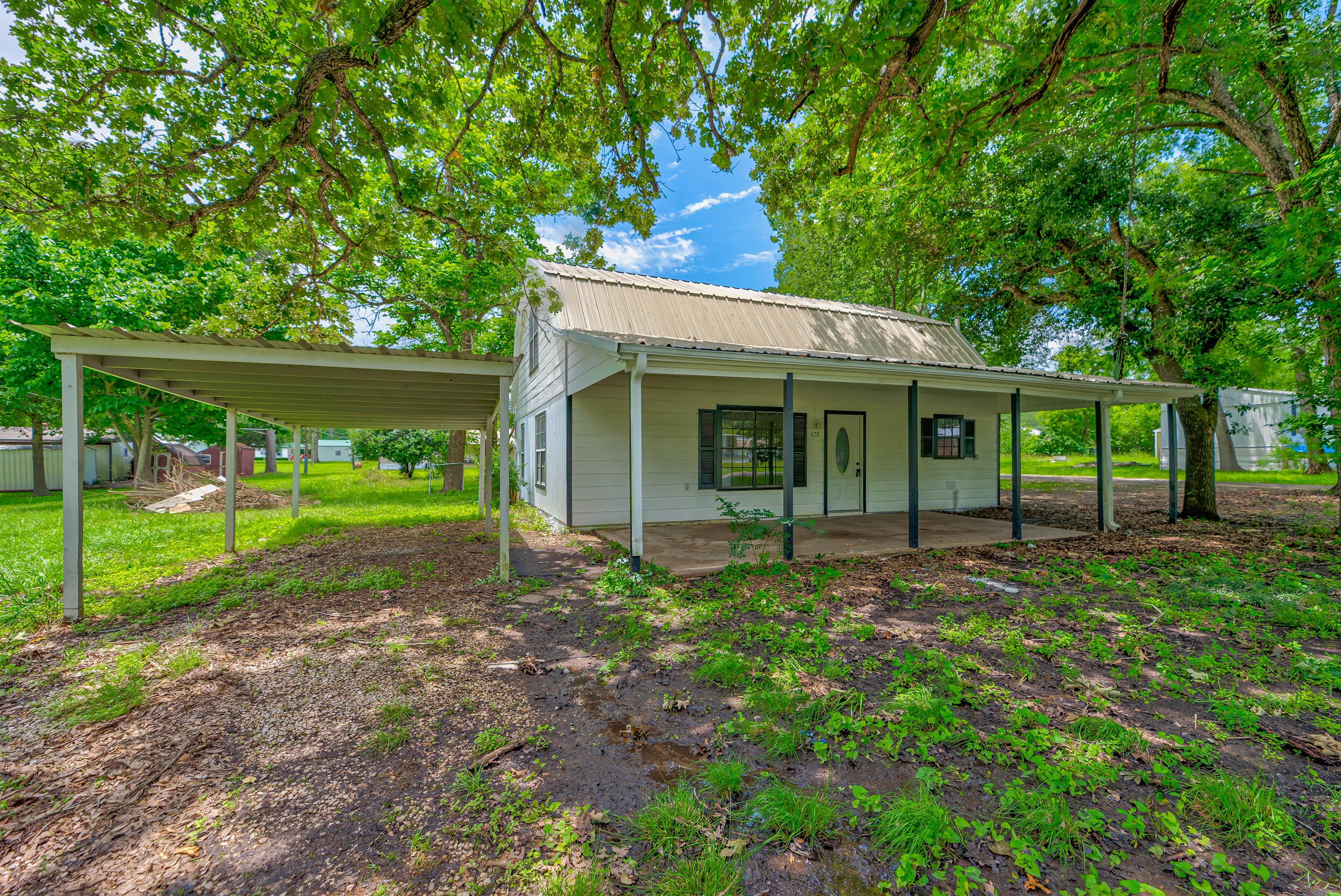 428 Lakewood Drive – photo 1 of 10