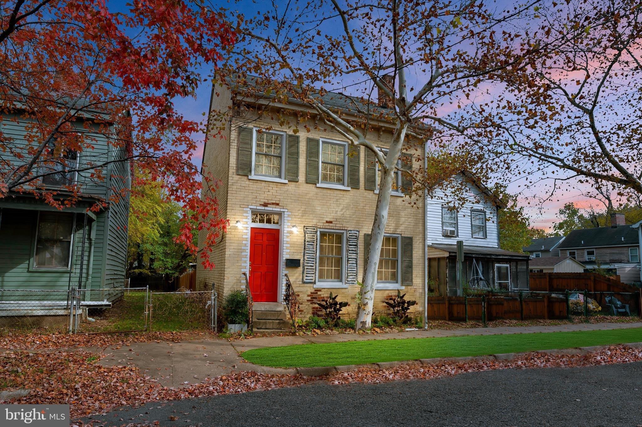 305 PRINCE EDWARD Street – photo 1 of 54