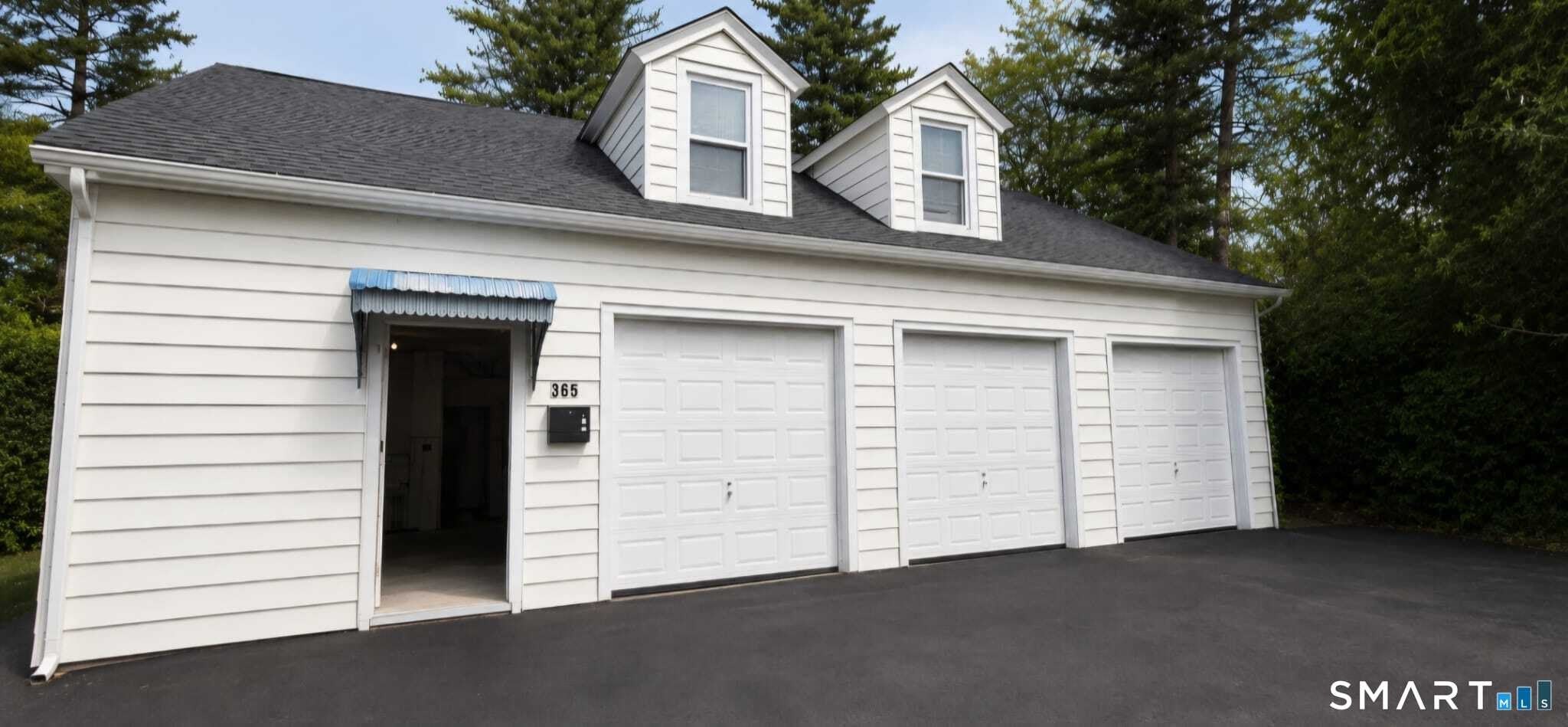 Garage -365 Circular Avenue – photo 1 of 5