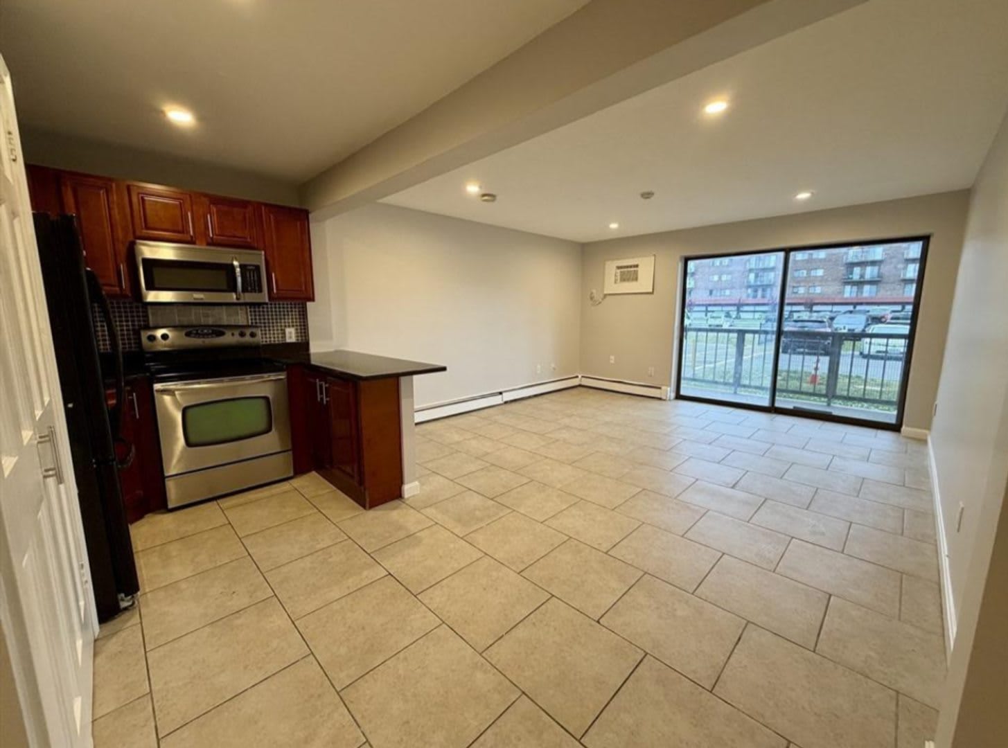 Beautiful Studio condo, ground floor, community pool – photo 1 of 12