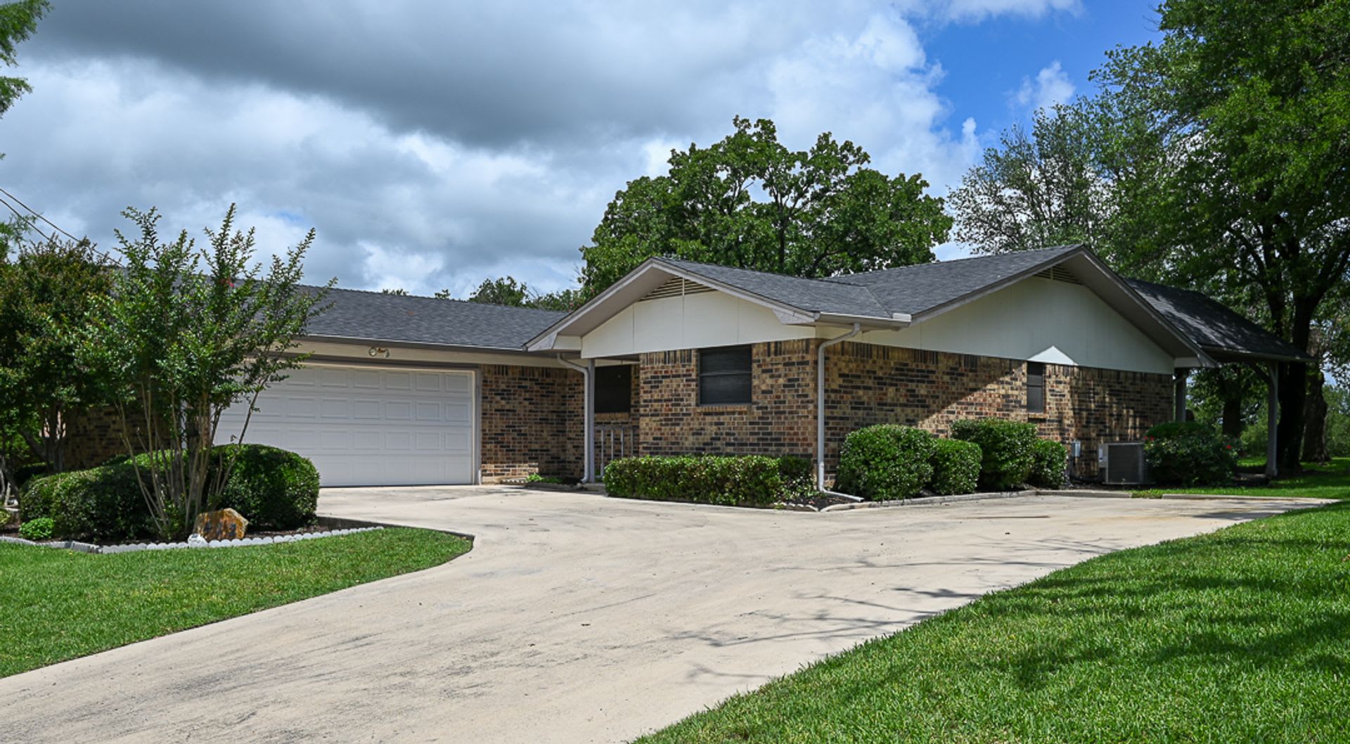 Beautiful 3 bedroom 2 bath Runaway Bay, TX – photo 1 of 18