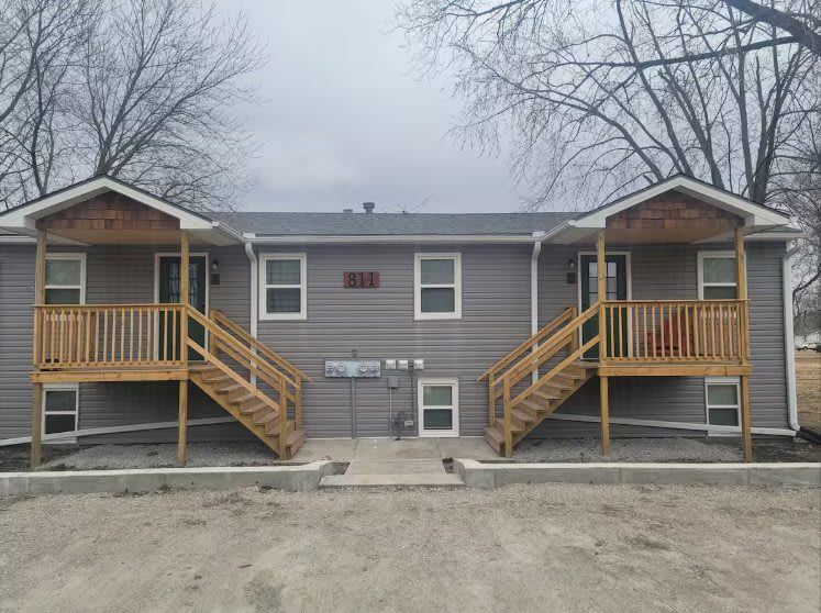 811 South Saint Louis Street – photo 1 of 13
