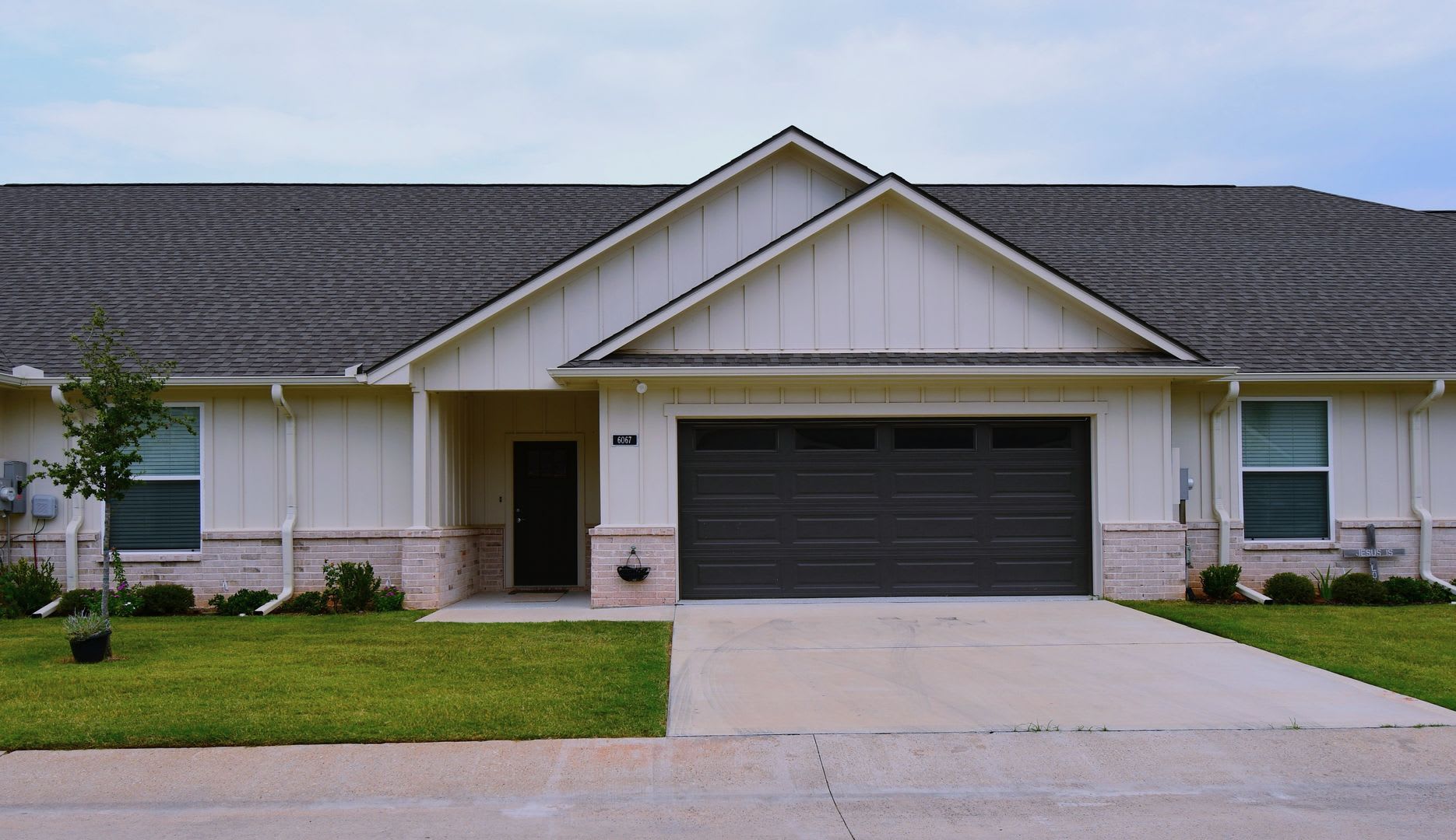 Hamilton Meadows Gated Community! Lovely, Modern 2 Bedroom, 2 Bath Home w/Garage – photo 1