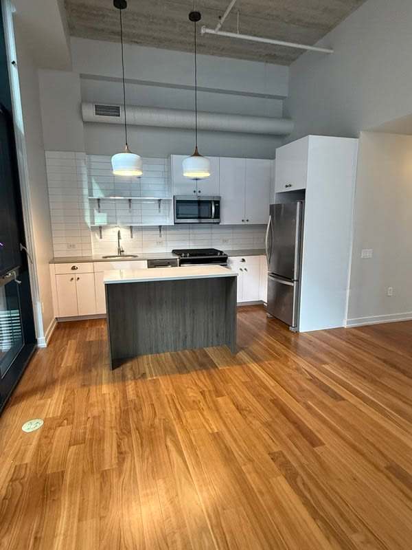 160 W Superior – photo 1