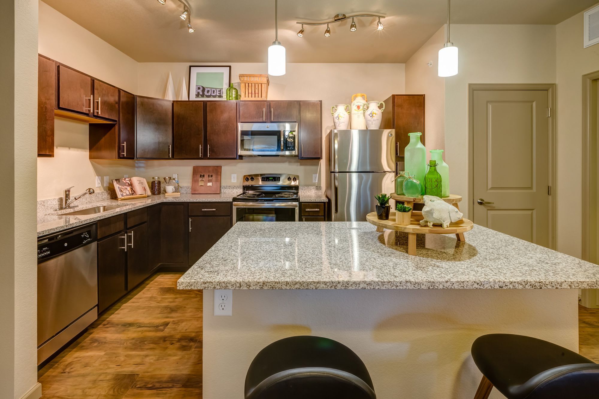 Granite 550 – photo 1 of 137