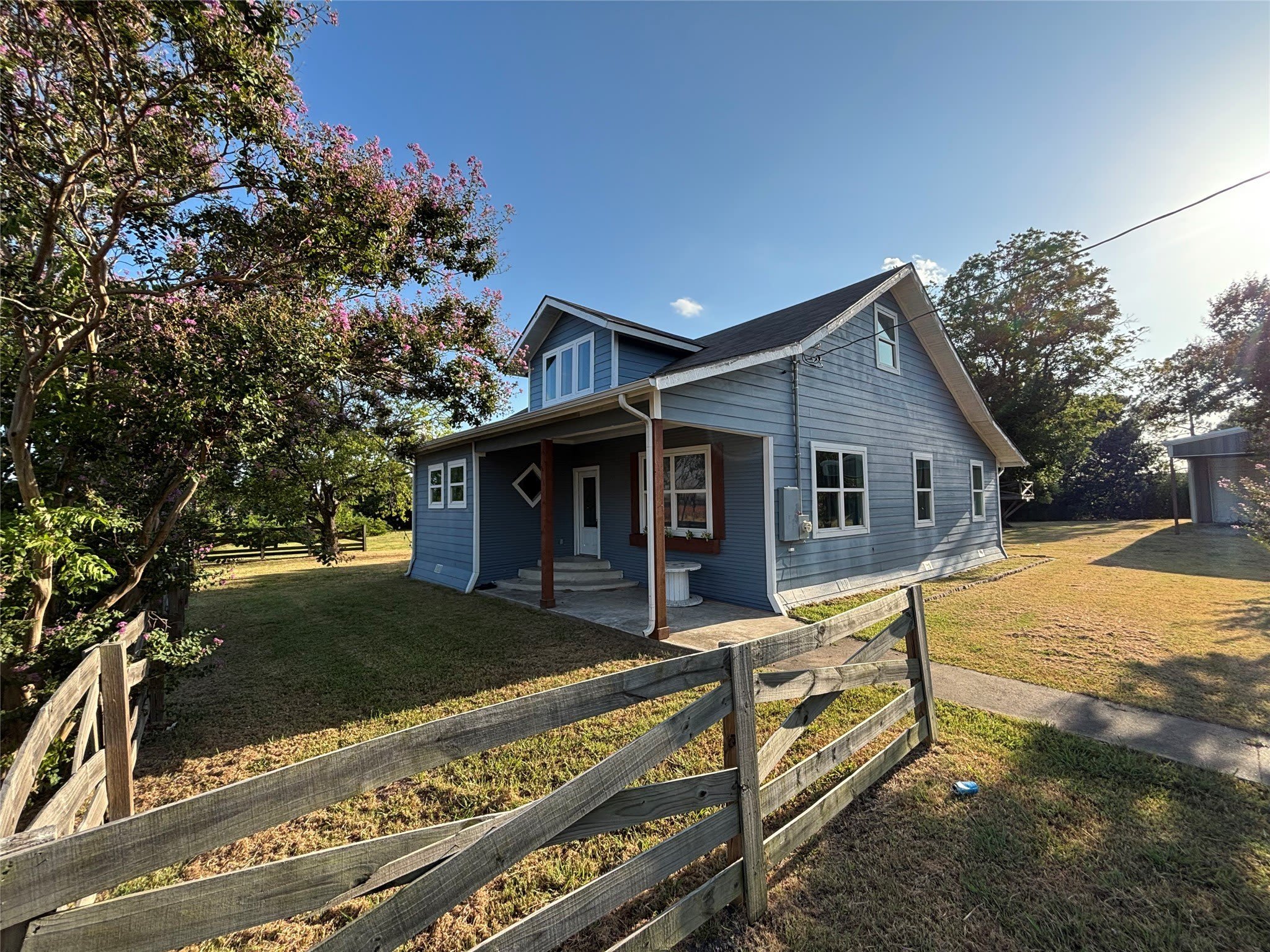 602 East Street – photo 1 of 17