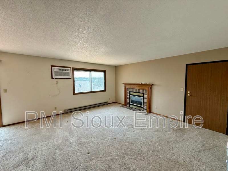 1101 E 9th st – photo 1