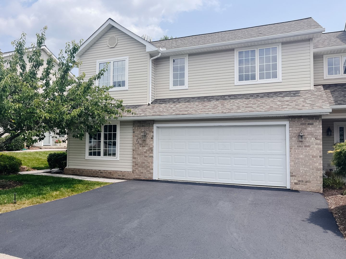 3 Bedroom 2.5 Bath Townhouse with 2 Car Garage – photo 1