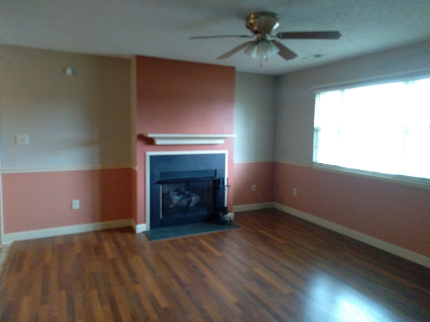 Cute 3 bedroom, 2 bath house with garage and fenced in yard – photo 1
