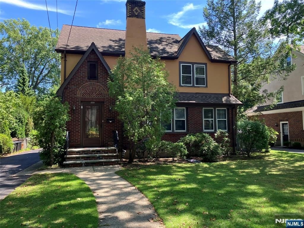 325 Bogert Avenue – photo 1 of 19