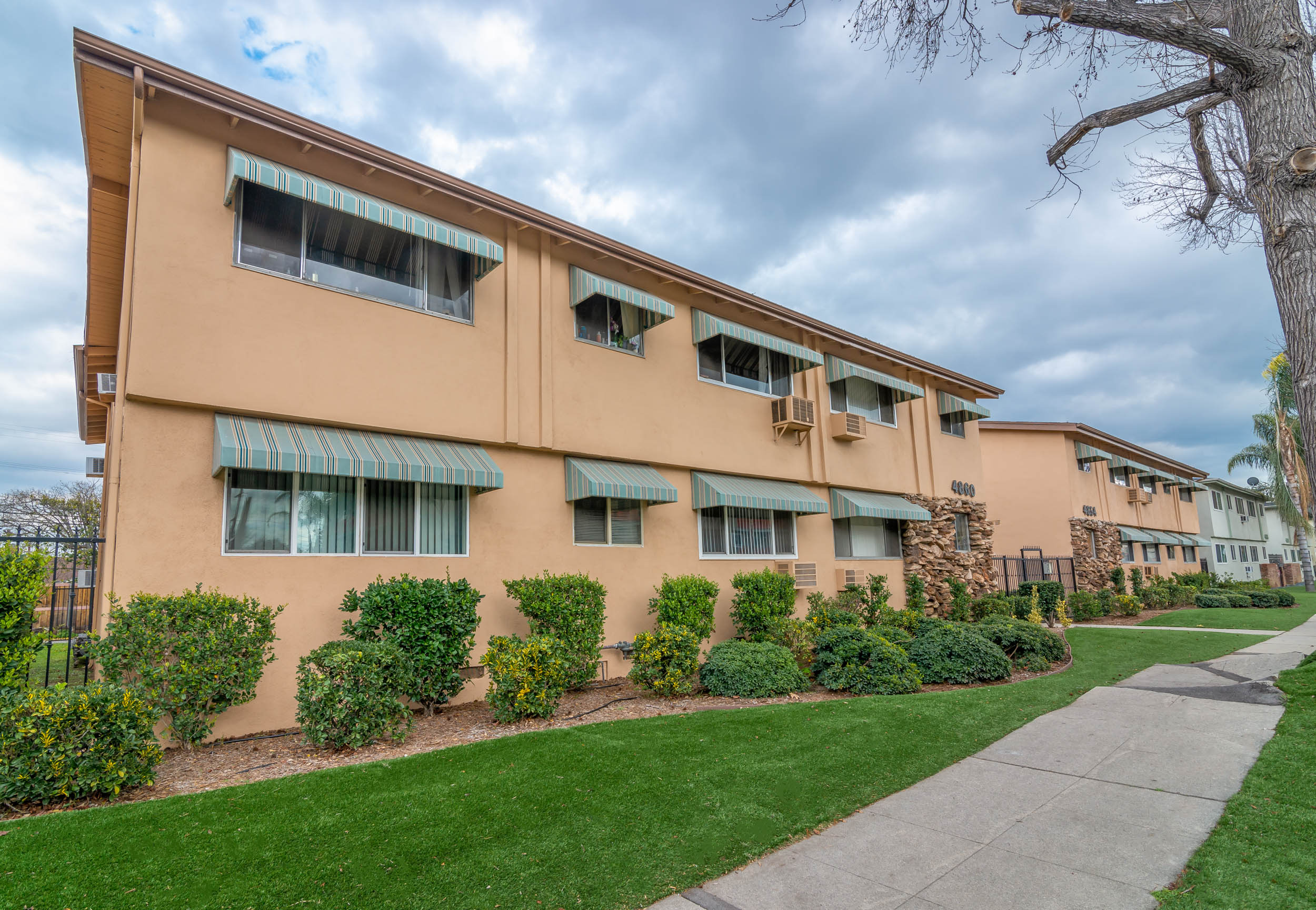 4854-4860 Hazeltine Apartments – photo 1