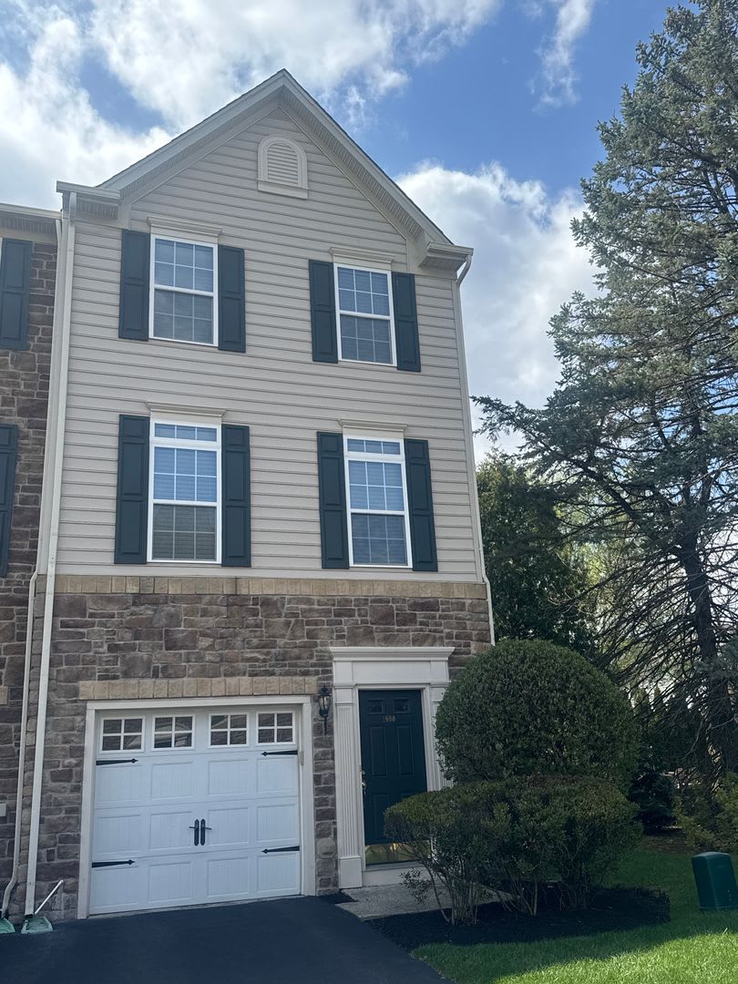 Stylish End-Unit Townhome on Oakridge Lane – Hellertown, PA – photo 1 of 20