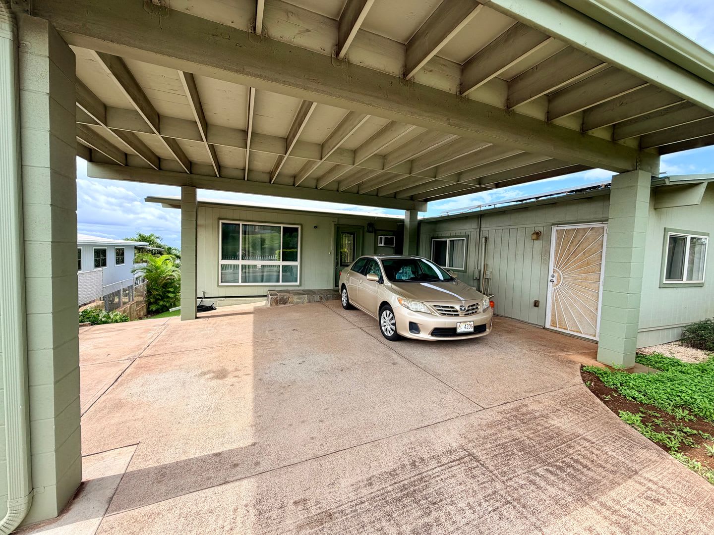 Beautiful Single Family Home, Pet Friendly (3Bedrooms/2Baths) in Makakilo! – photo 1 of 27