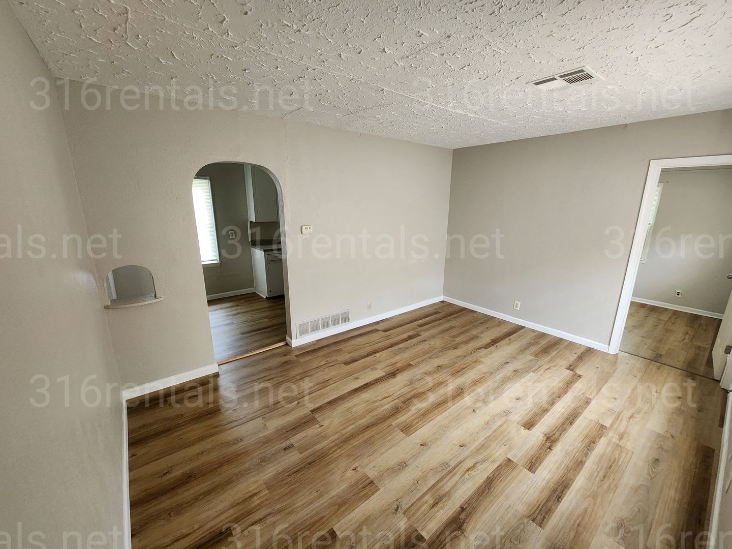 1 025 3 Bedroom 1 Bathroom Single Family Home – photo 1