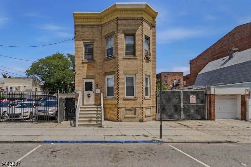 489 E 22Nd St – photo 1 of 35