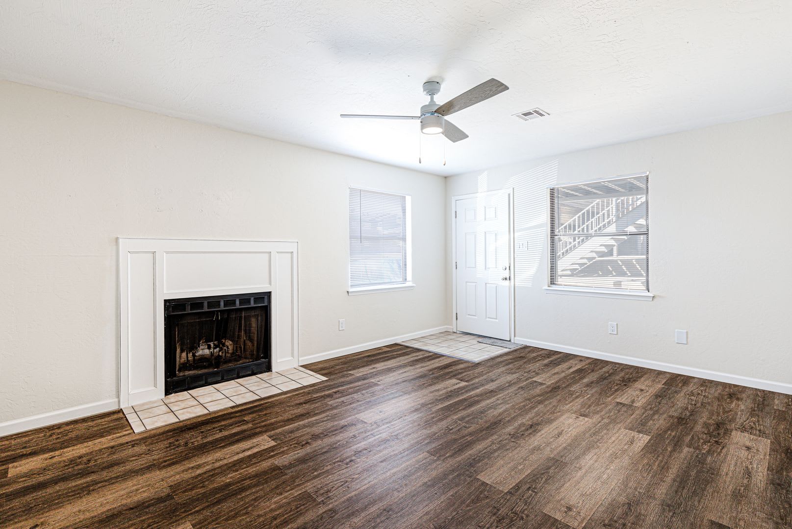 Beautifully Renovated 2bed/2bath Flat – photo 1
