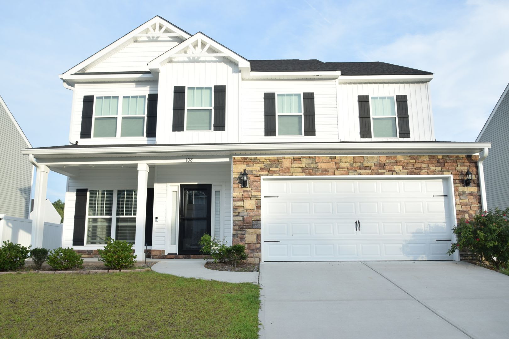 Spacious 4 bed, 2.5 bath Home with Neighborhood Amenities! – photo 1