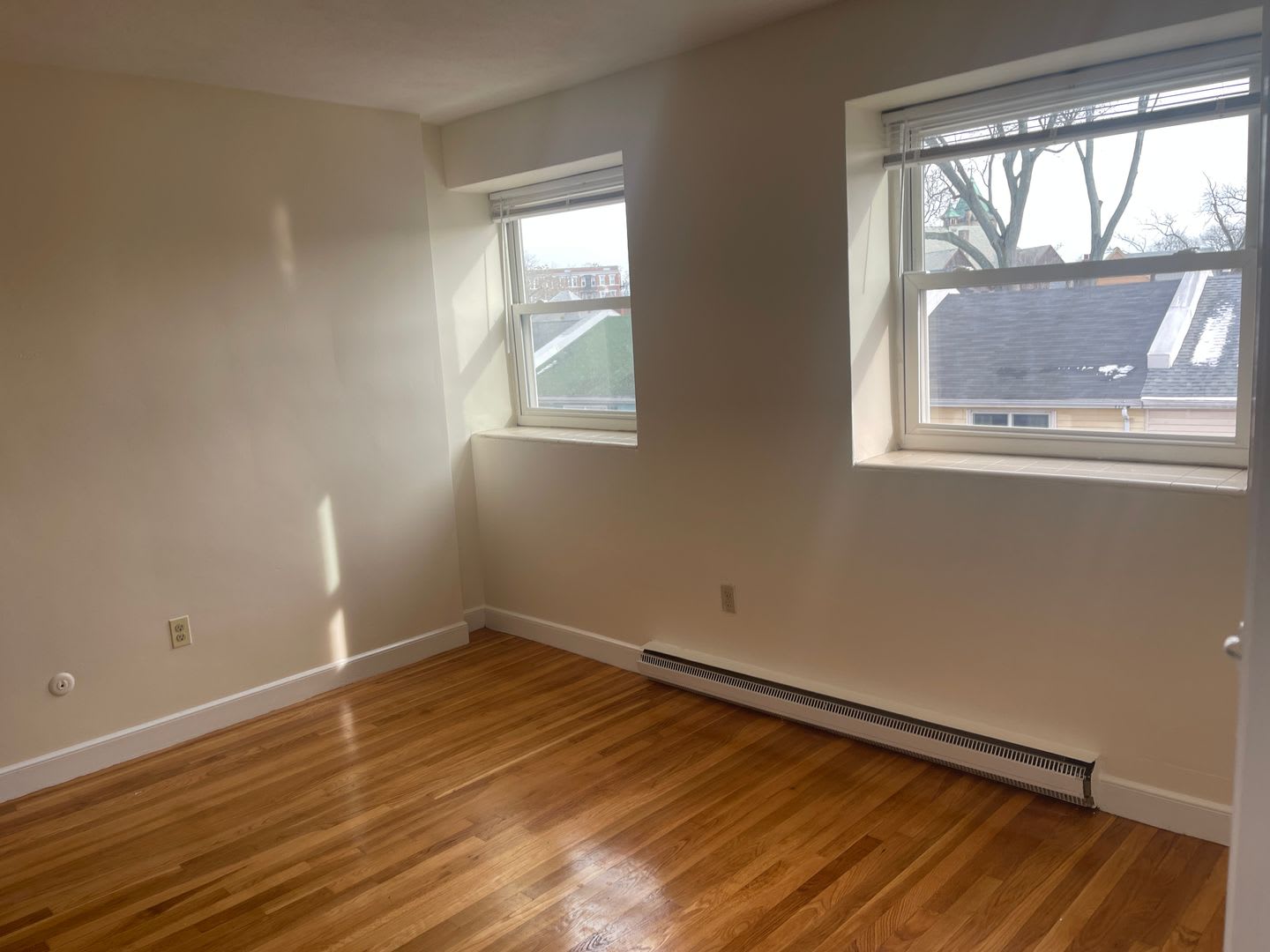 FREE MONTH Spacious Sunny 1 School building Conversion Utilities included NO Fee Students ok 1 Free month – photo 1
