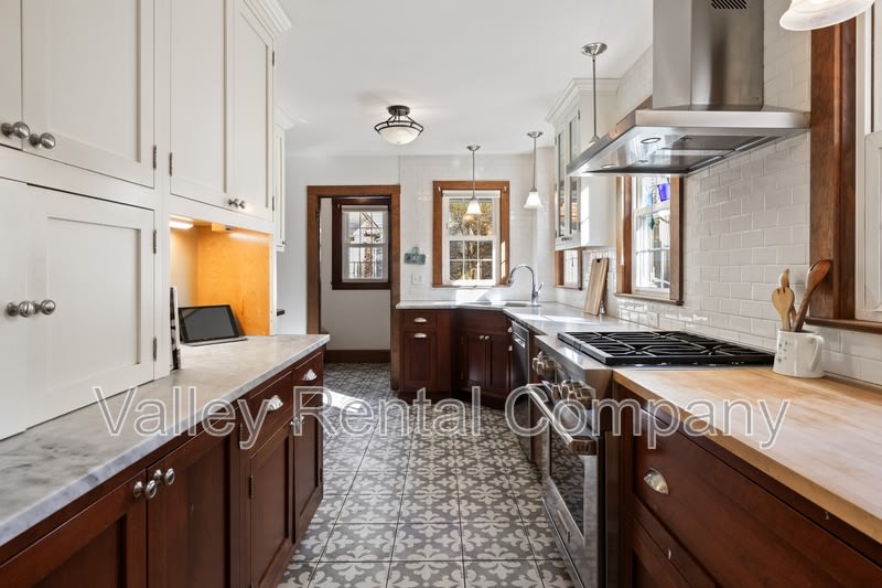 61 Woodlawn Avenue – photo 1 of 19