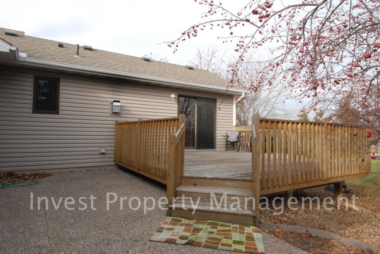 Spacious 3 bed/2.5 bath home nestled in beautiful Rogers, MN – photo 1 of 19