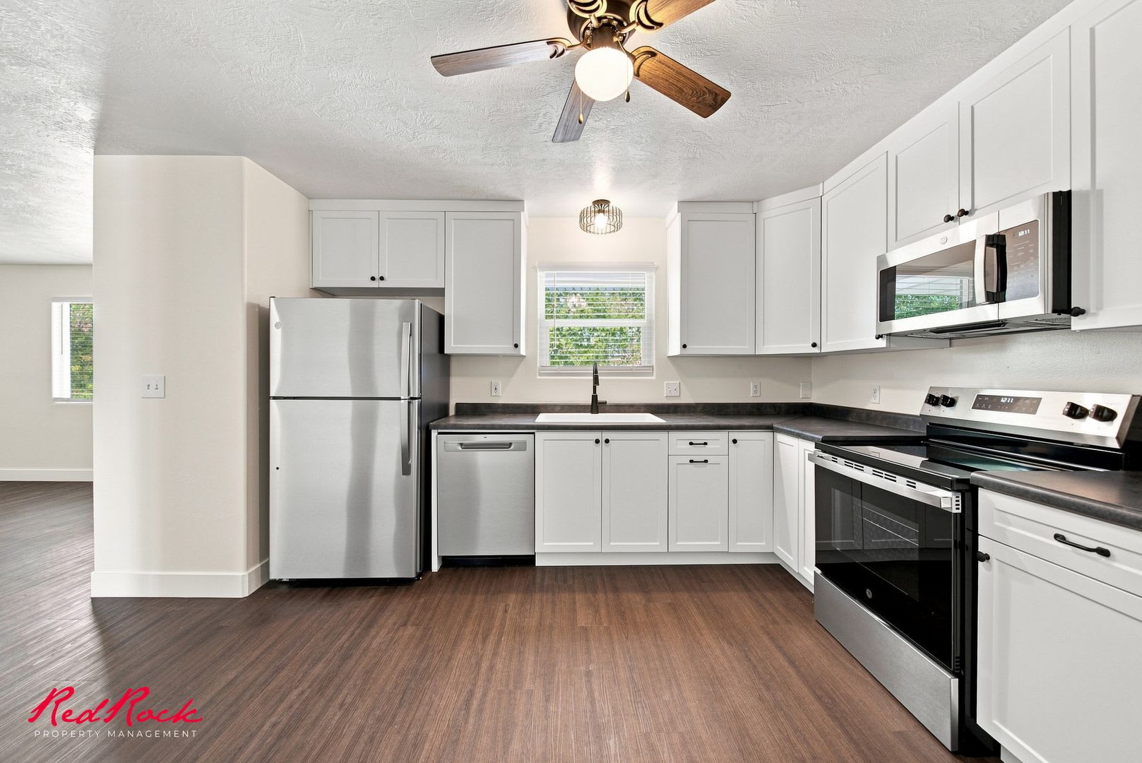 Newly Remodeled 3 Bedroom 2 Bathroom Apartment – photo 1