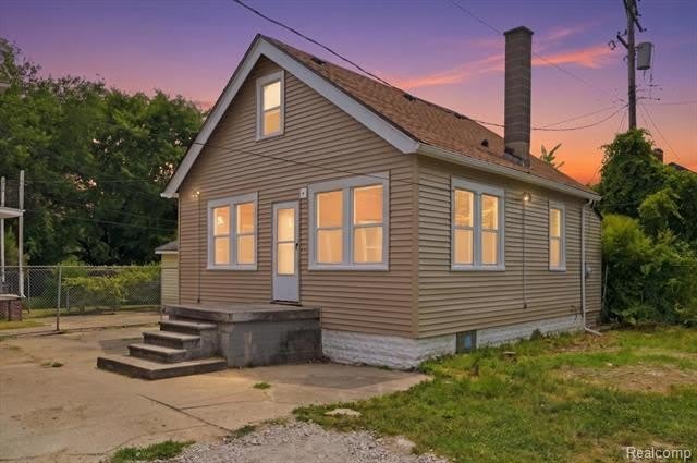 2245 W Grand Street(Rear) – photo 1 of 25