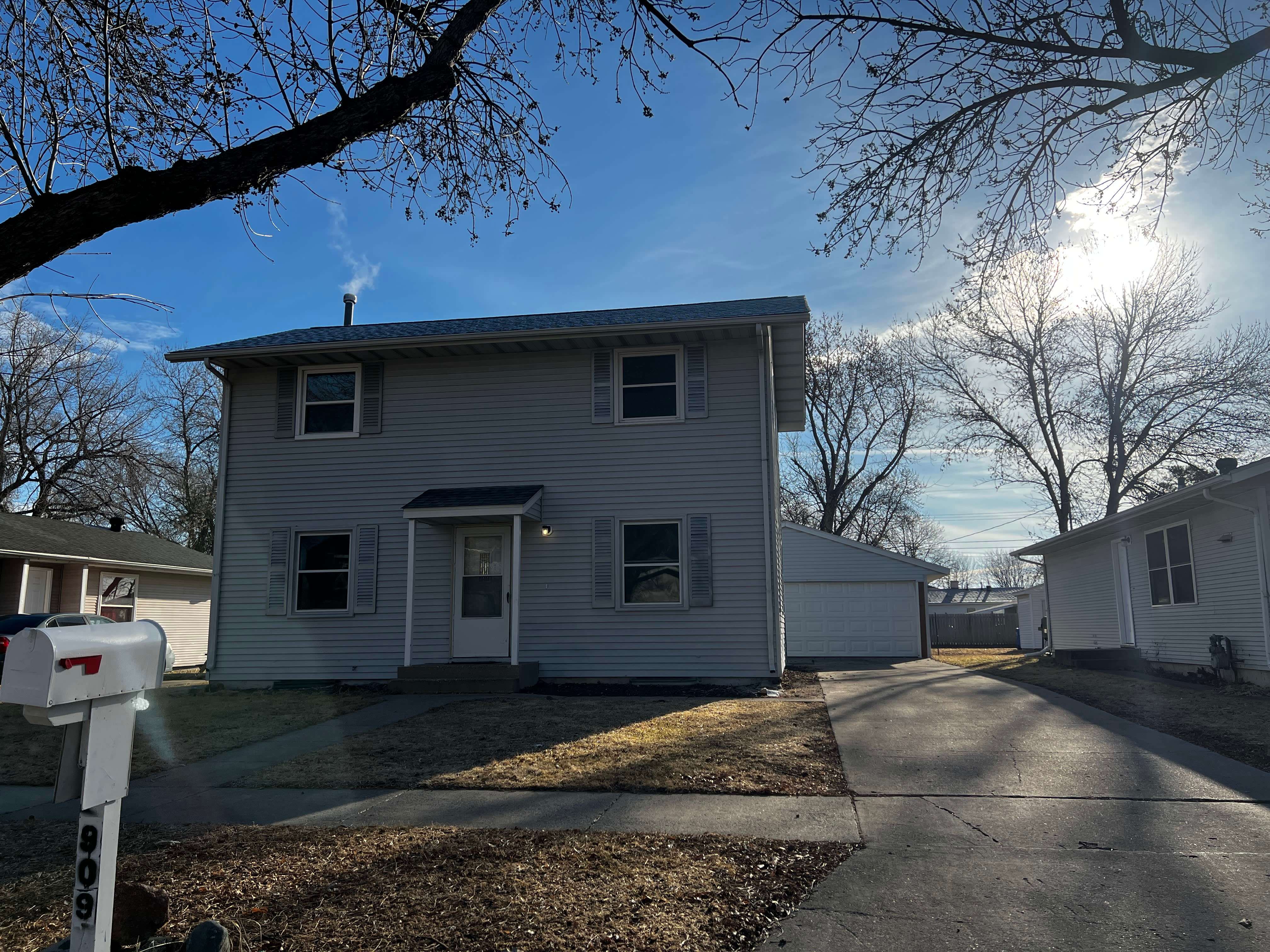909 26th St N – photo 1