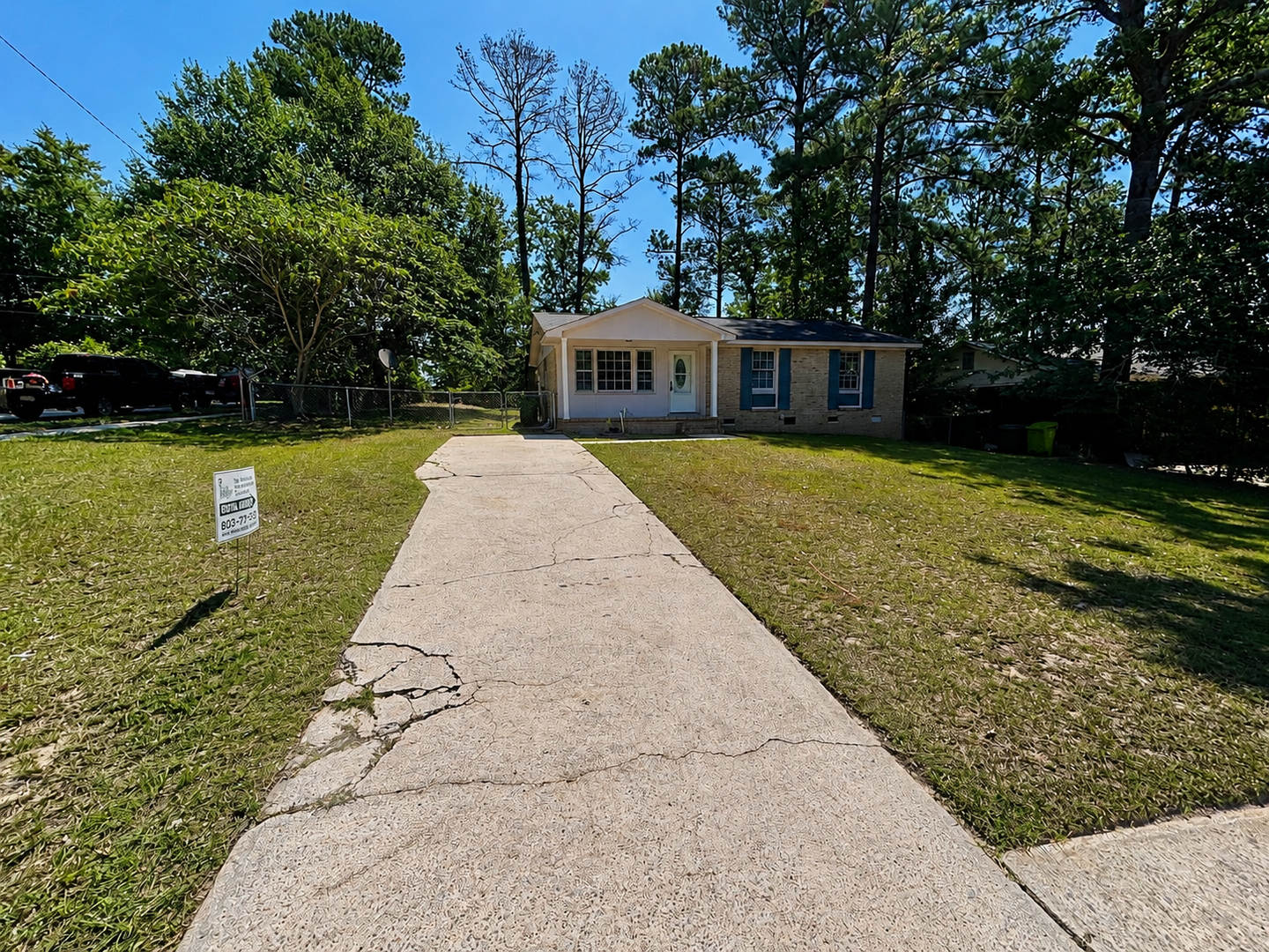 Charming 3 Bedroom Home Conveniently Located In Southeast Columbia Brand New Countertops And Hvac System – photo 1