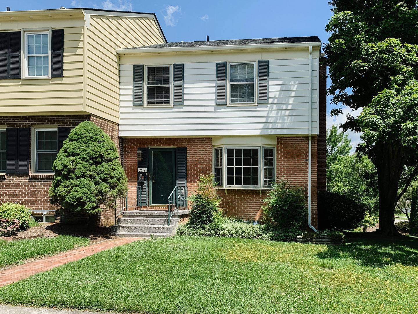 Charming 3 Bed 2 5 Bath Townhome In Haymarket Pool Access Newly Renovated – photo 1