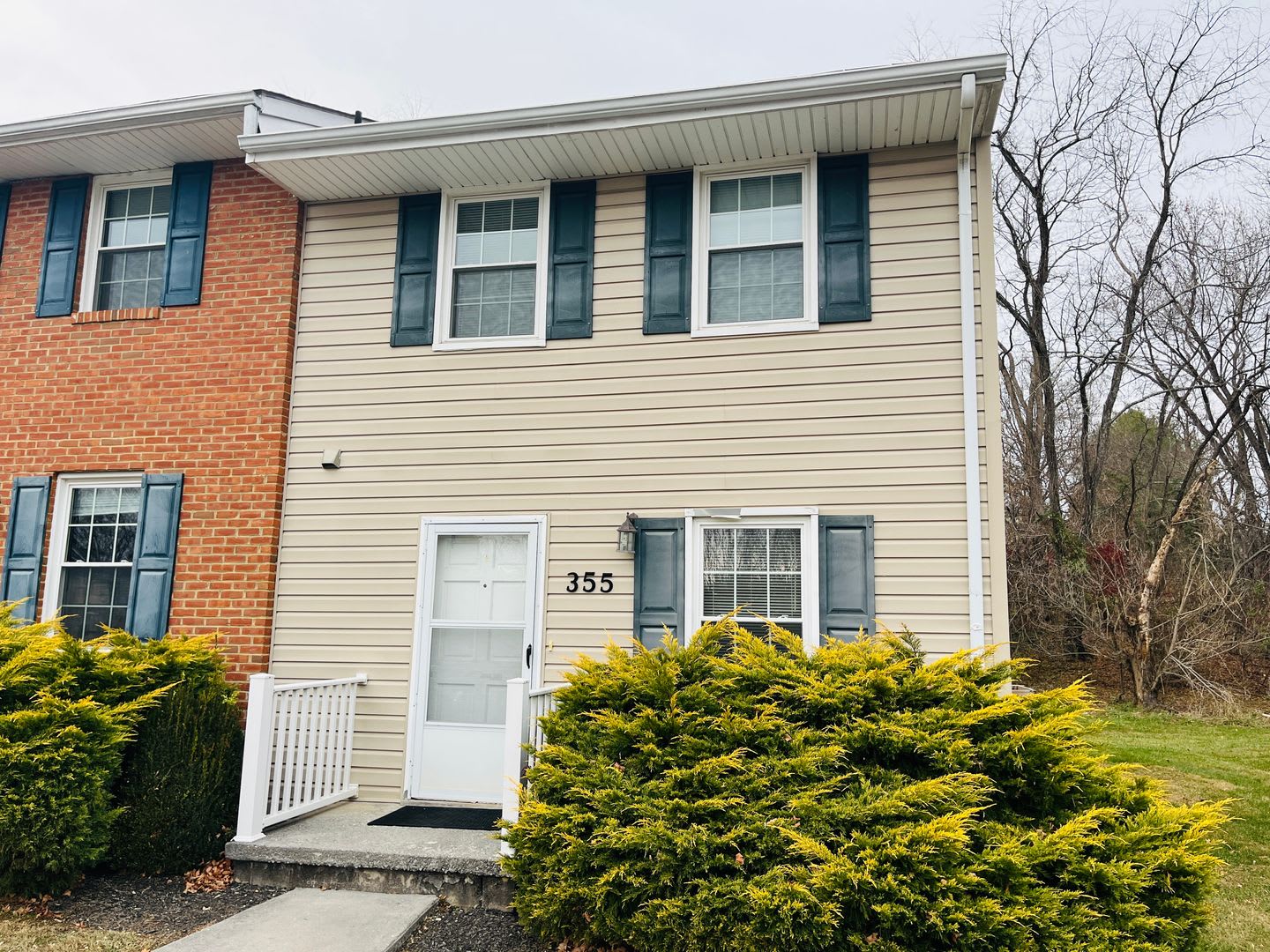 2 Bedroom, 1.5 Bath Townhouse – photo 1