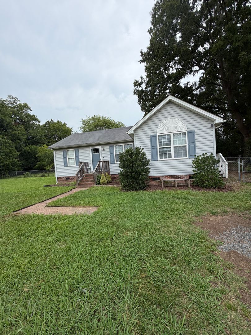 3 bedrooms, large lot, updated interior! – photo 1 of 10
