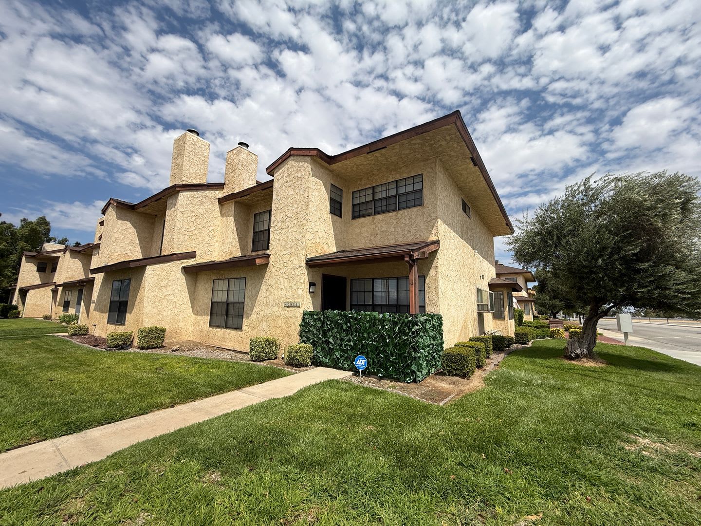 2 Story Condo Available! 2 bedroom + 2.5 Bathrooms – photo 1