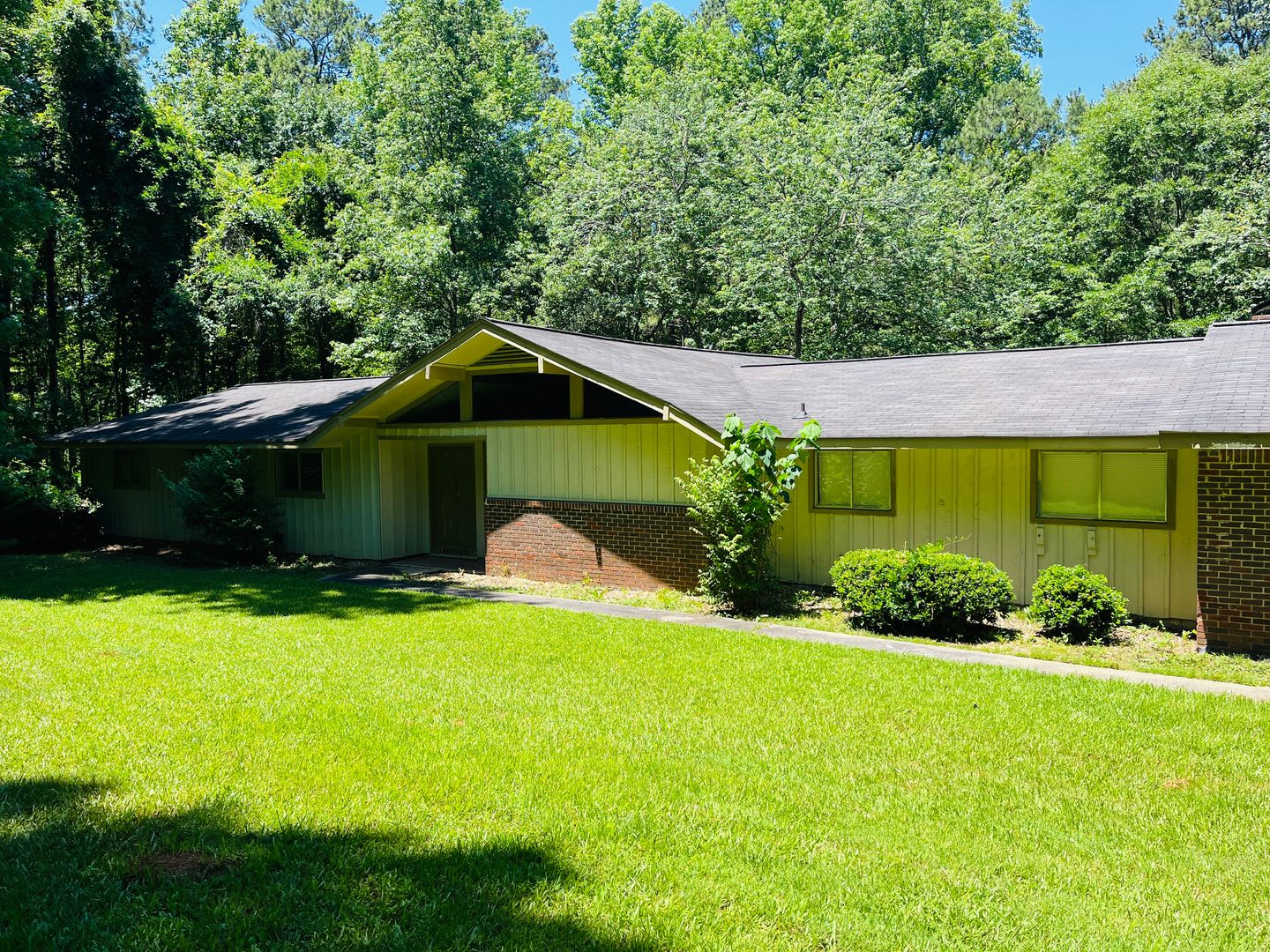 HUGE 4-Bedroom, 2.5-Bath Entertainer’s Dream in Fayetteville! – photo 1 of 49