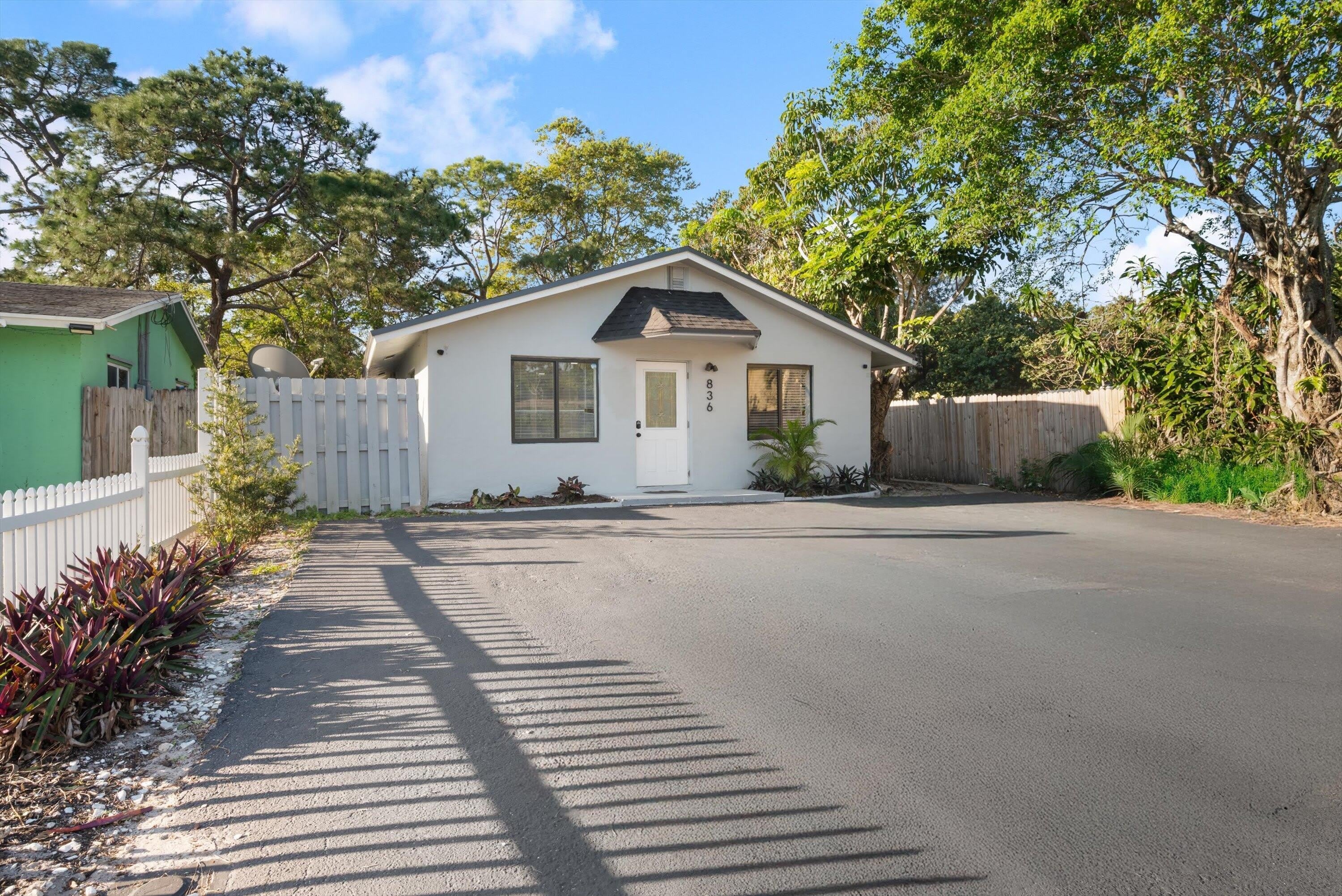 836 SW 13th Court – photo 1 of 25
