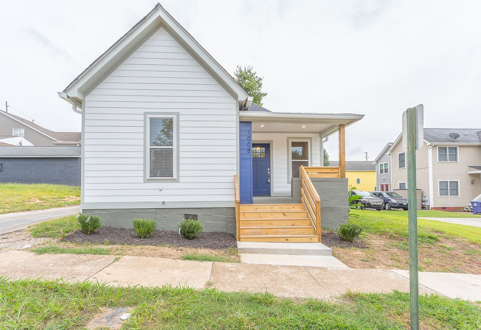3 bedroom home CLOSE TO UTC, lawncare included! – photo 1