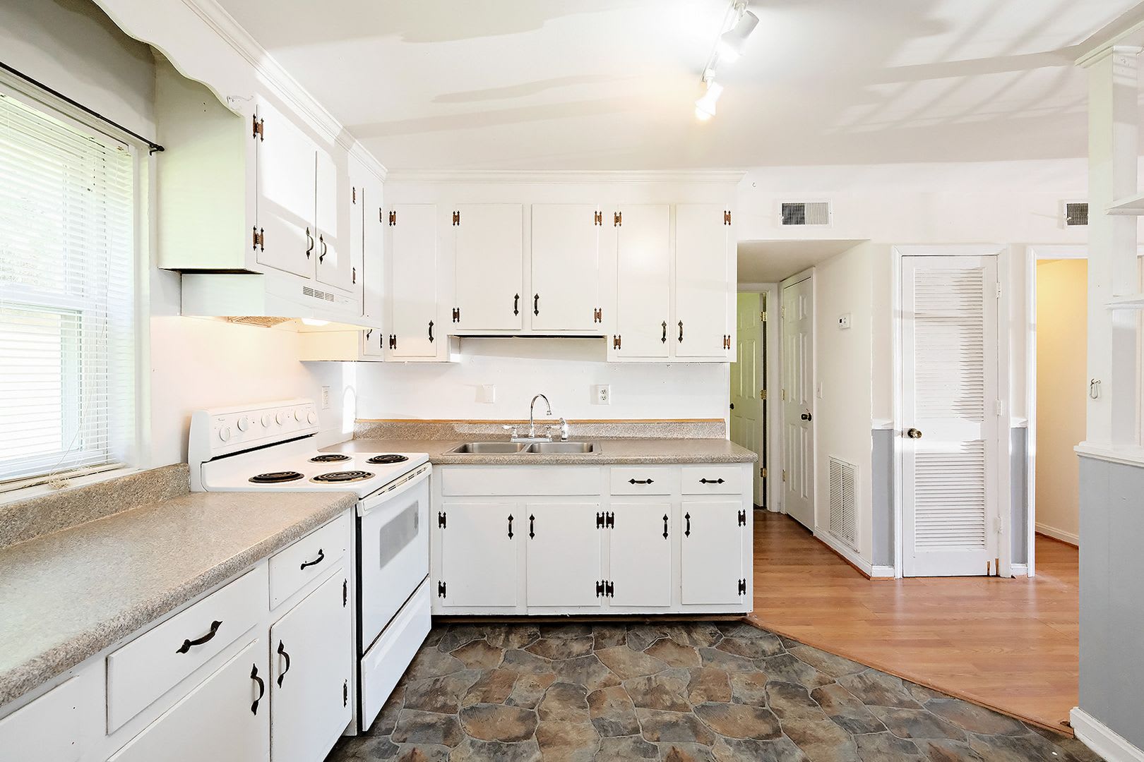 Pet-Friendly 2BR Apartment in Convenient Louisa Location – photo 1 of 6